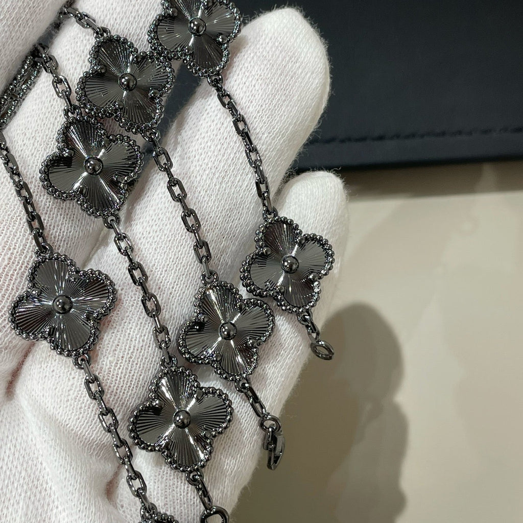[Loco ]New CLOVER 5 MOTIF BLACK BRACELET