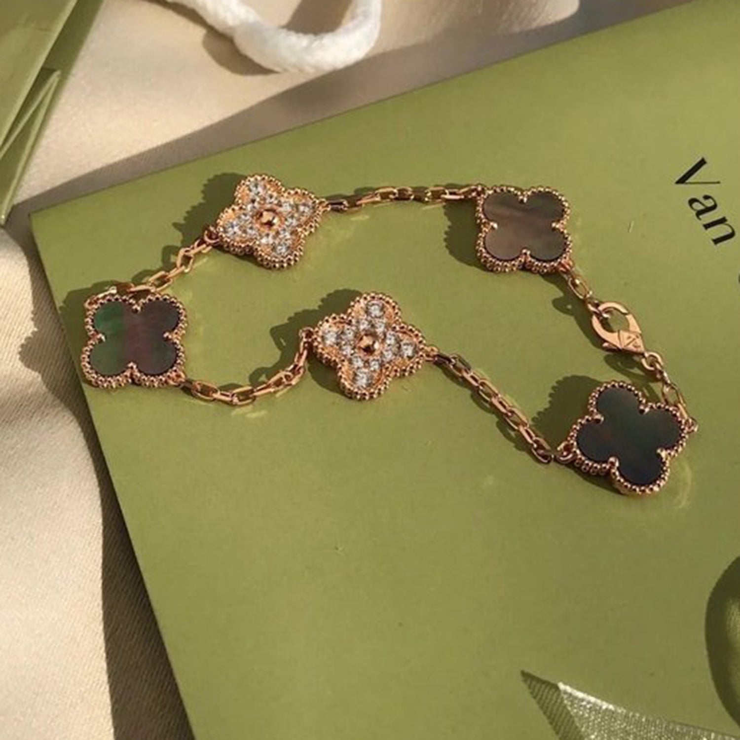 [Loco ]New CLOVER 5 MOTIF GRAY MOP BRACELET COLLECTION