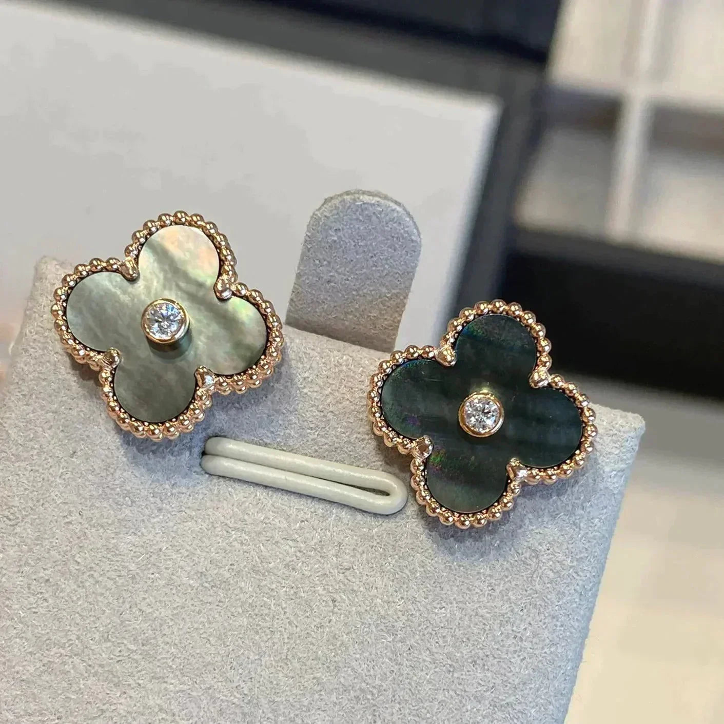 Loco CLOVER MEDIUM 1 MOTIFS GRAY MOP  DIAMOND EARRINGS