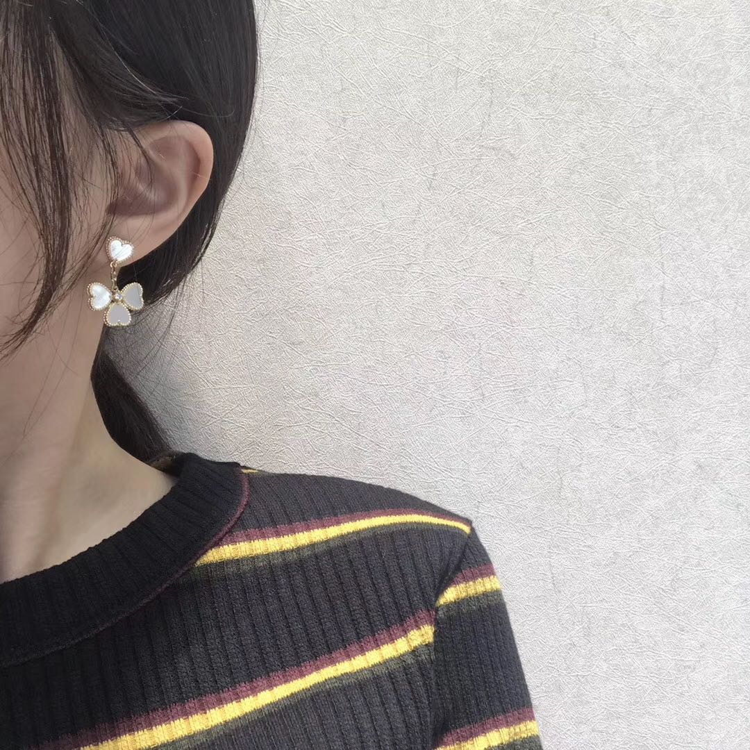 Loco CLOVER SWEET WHITE MOP EARRINGS