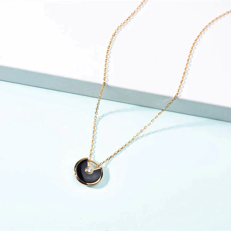 Loco AMULETTE GOLD CARNELIAN ONYX NECKLACE