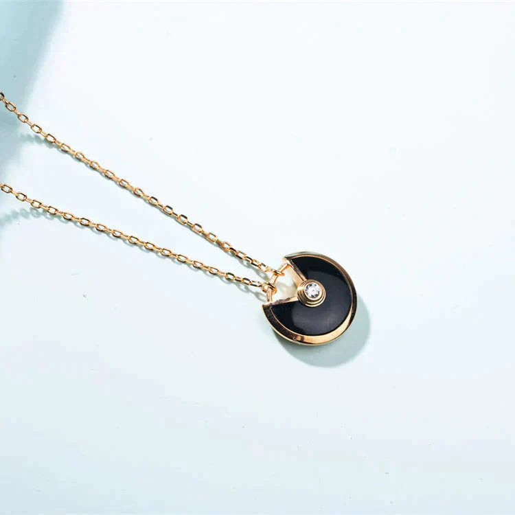 Loco AMULETTE GOLD CARNELIAN ONYX NECKLACE