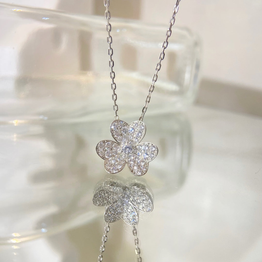 Loco FLOWER DIAMOND NECKLACE