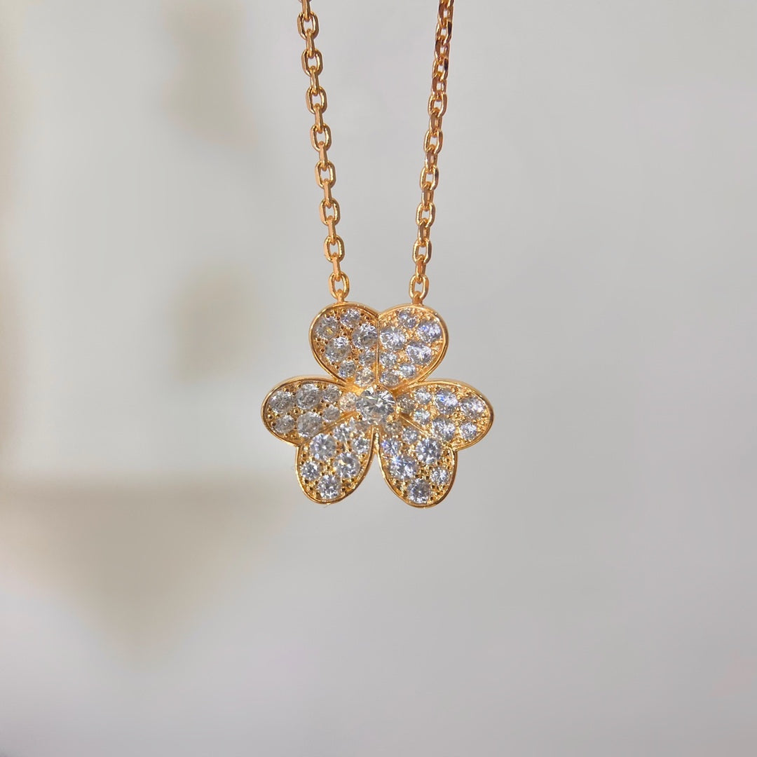 Loco FLOWER DIAMOND NECKLACE