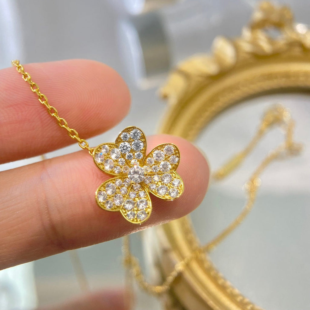 Loco FLOWER DIAMOND NECKLACE