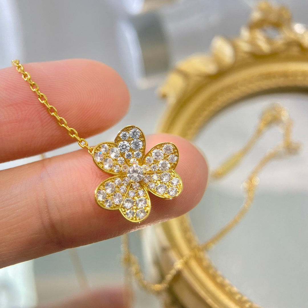 Loco FLOWER DIAMOND NECKLACE