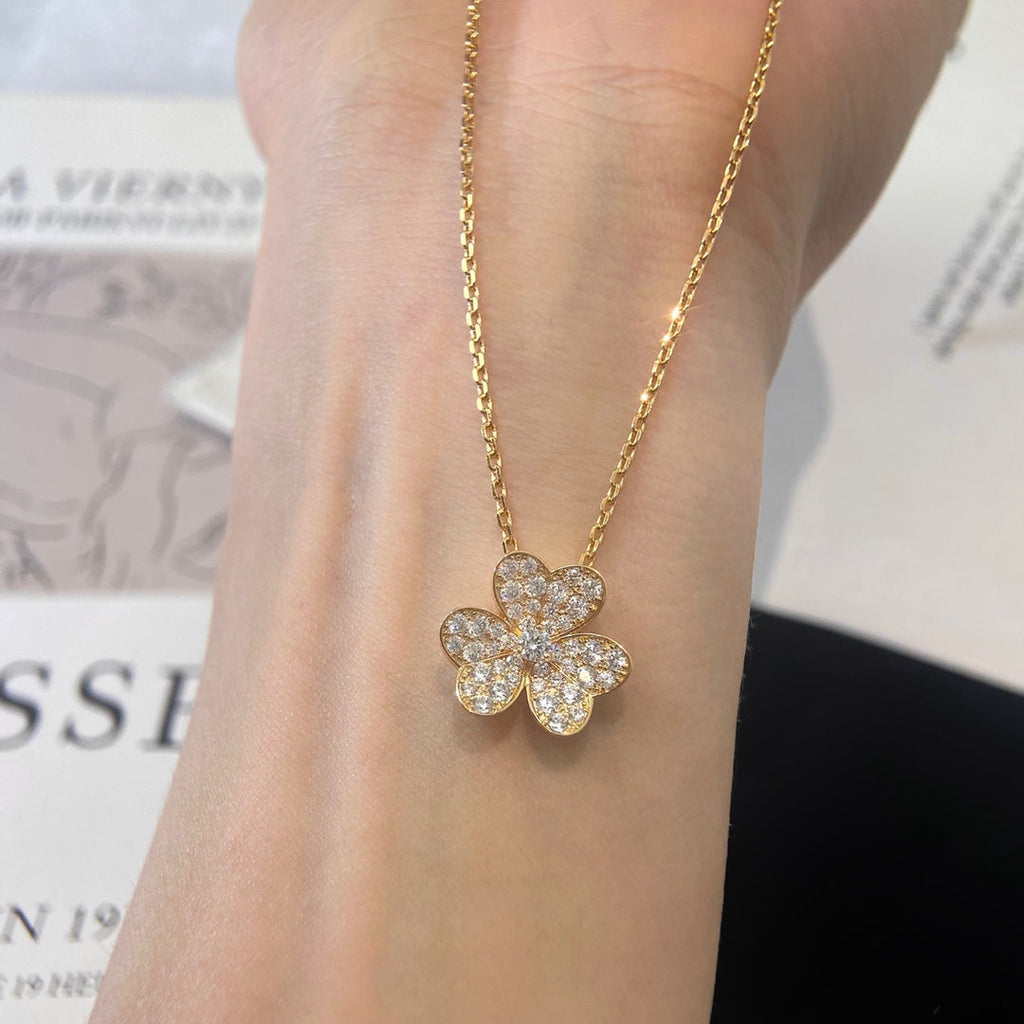 Loco FLOWER DIAMOND NECKLACE