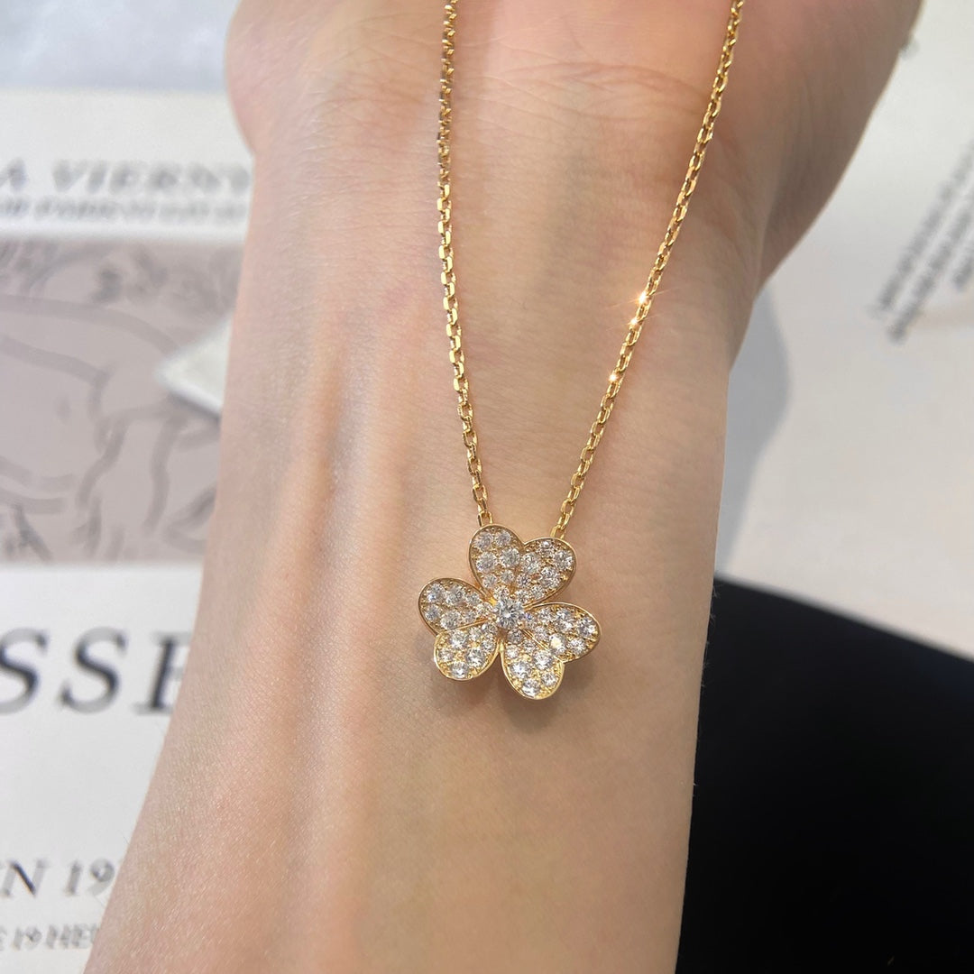 Loco FLOWER DIAMOND NECKLACE
