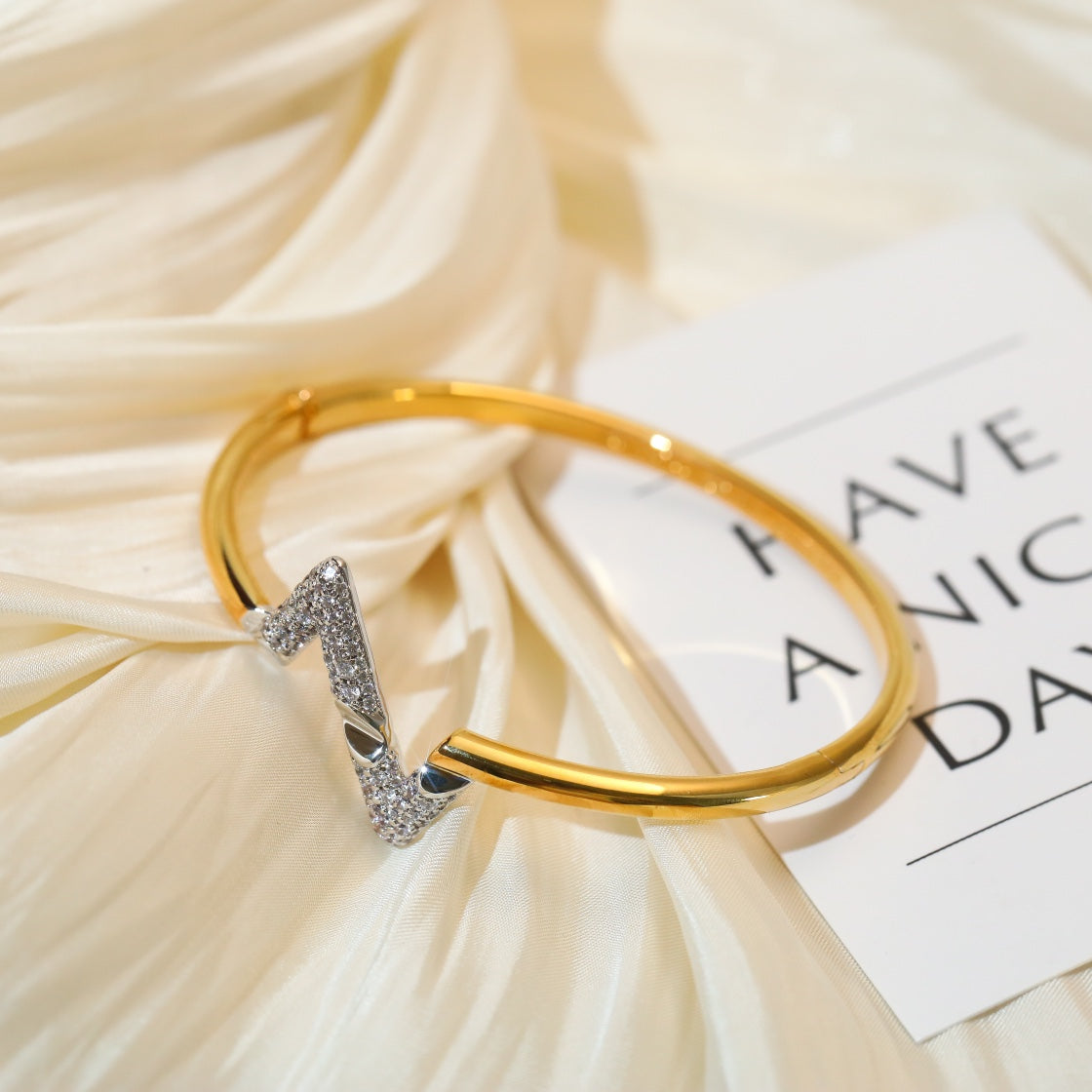 Loco VOLTE UPSITE DOWN GOLD DIAMOND BRACELET