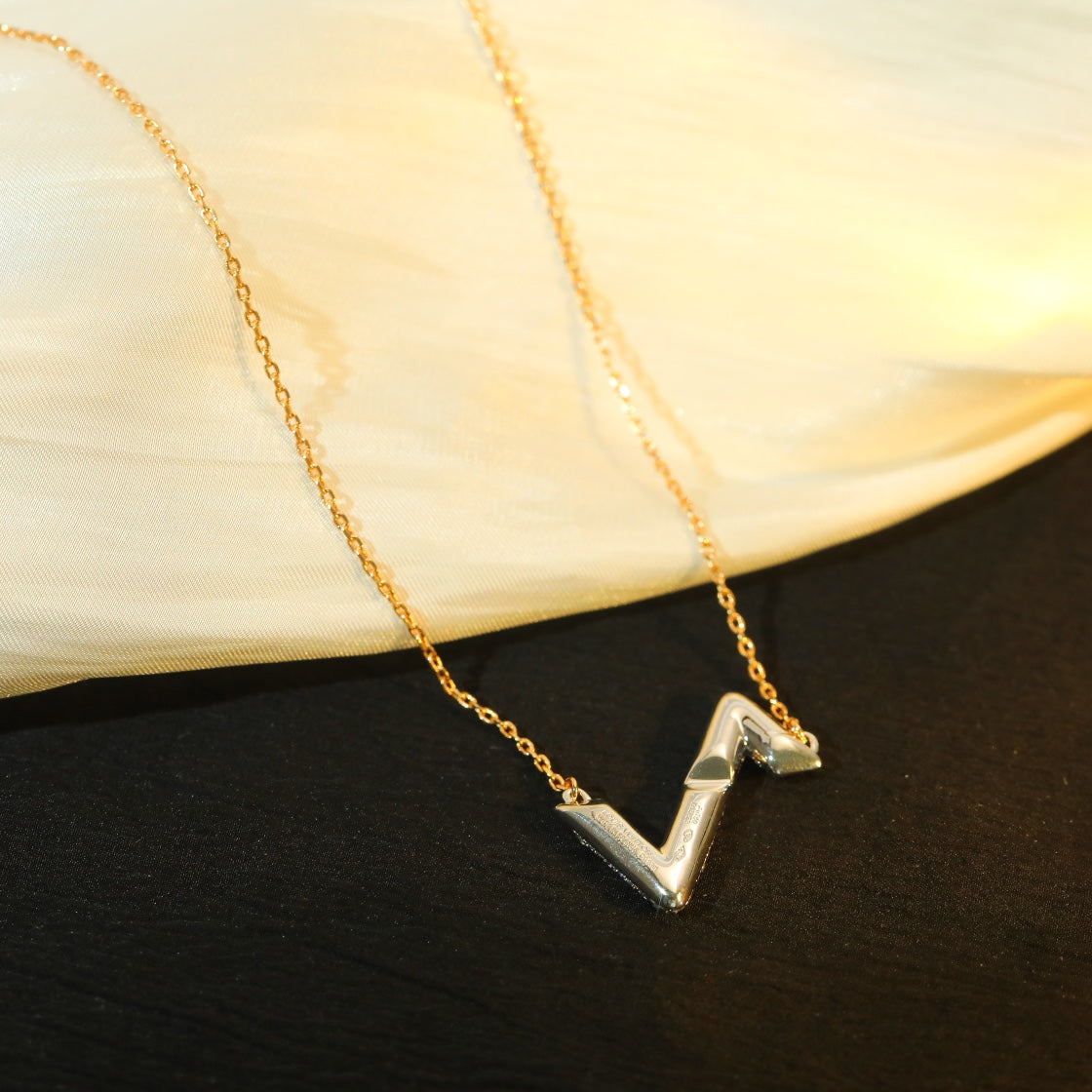 Loco VOLT SILVER DIAMOND PEDANT NECKLACE