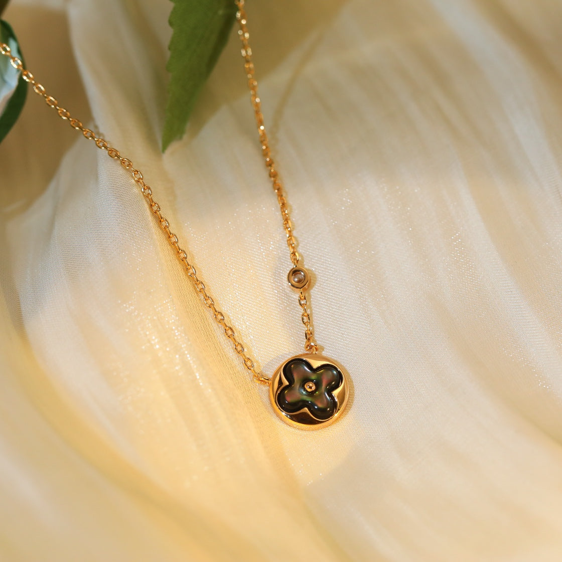 Loco SUN PEDANT PINK GOLD 1 DIAMOND NECKLACE