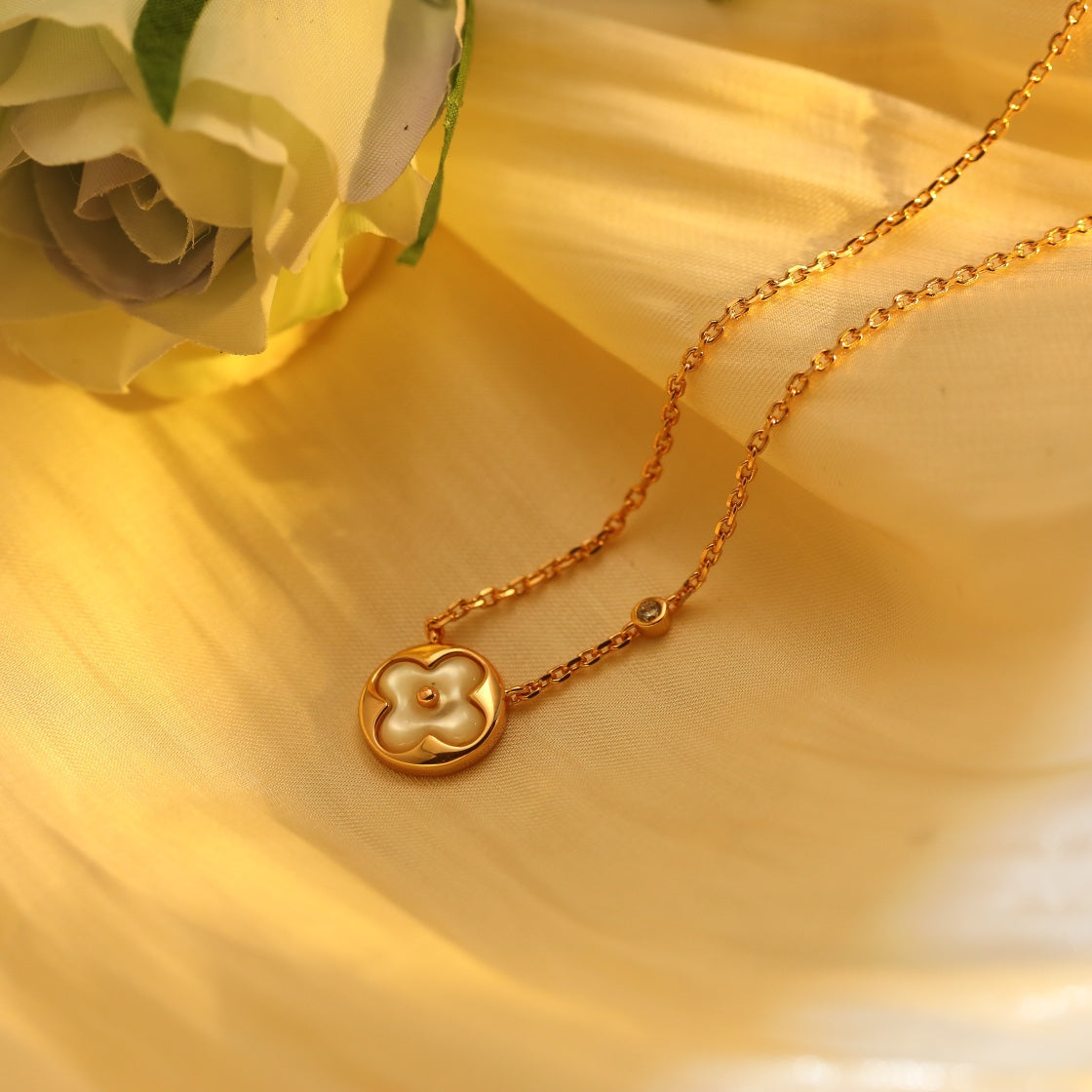 Loco SUN PEDANT PINK GOLD 1 DIAMOND NECKLACE