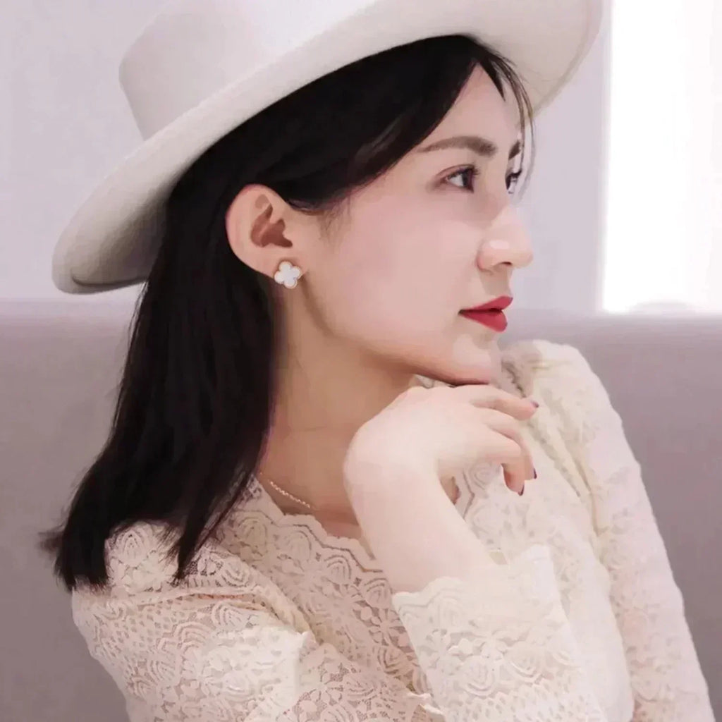 Loco CLOVER MEDIUM 1 MOTIFS  WHITE MOP STUD EARRINGS