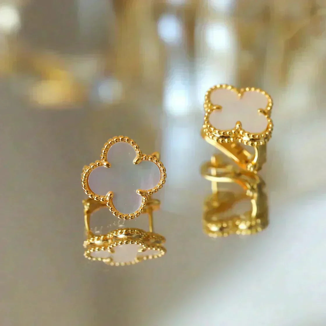 Loco CLOVER MEDIUM 1 MOTIFS  WHITE MOP STUD EARRINGS