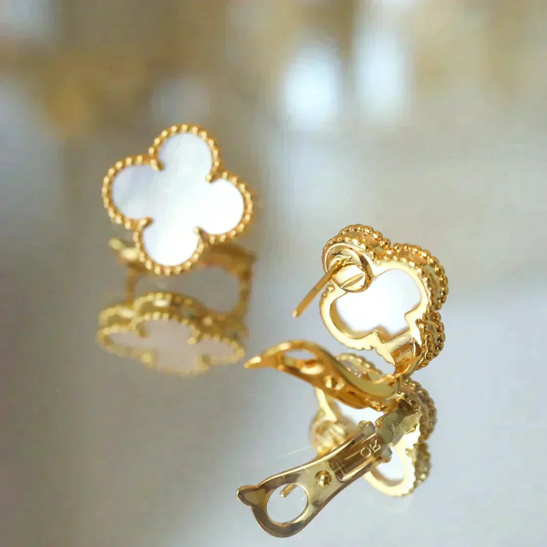 Loco CLOVER MEDIUM 1 MOTIFS  WHITE MOP STUD EARRINGS
