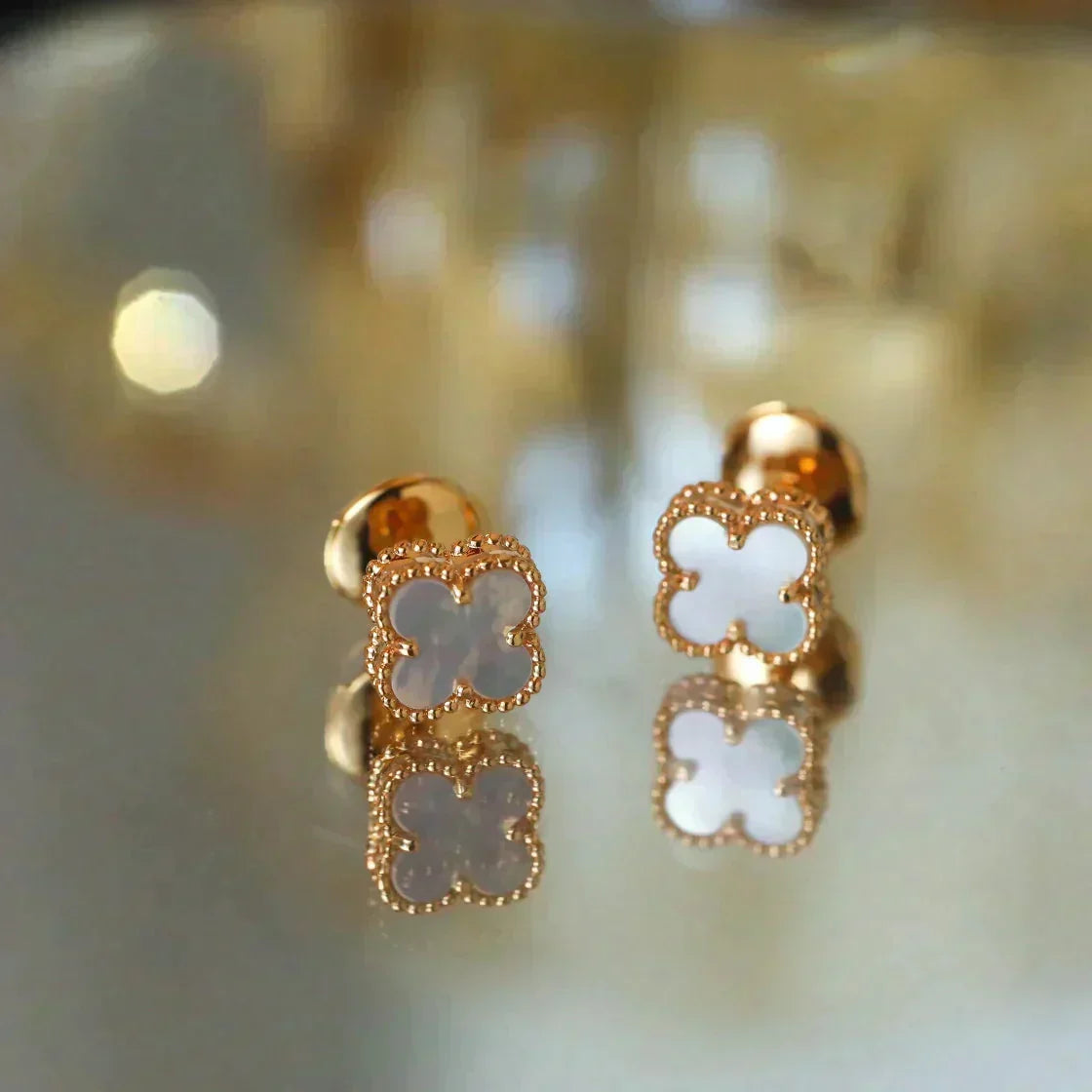 Loco CLOVER MINI 9.5MM WHITE MOP EARRINGS