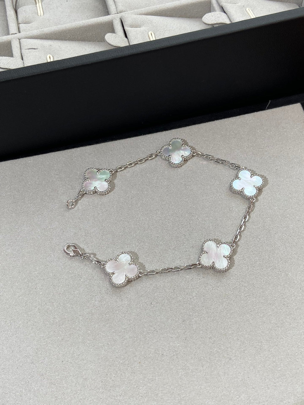 [Loco ]New CLOVER WHITE PEARL MOP 5 MOTIF BRACELET COLLECTION