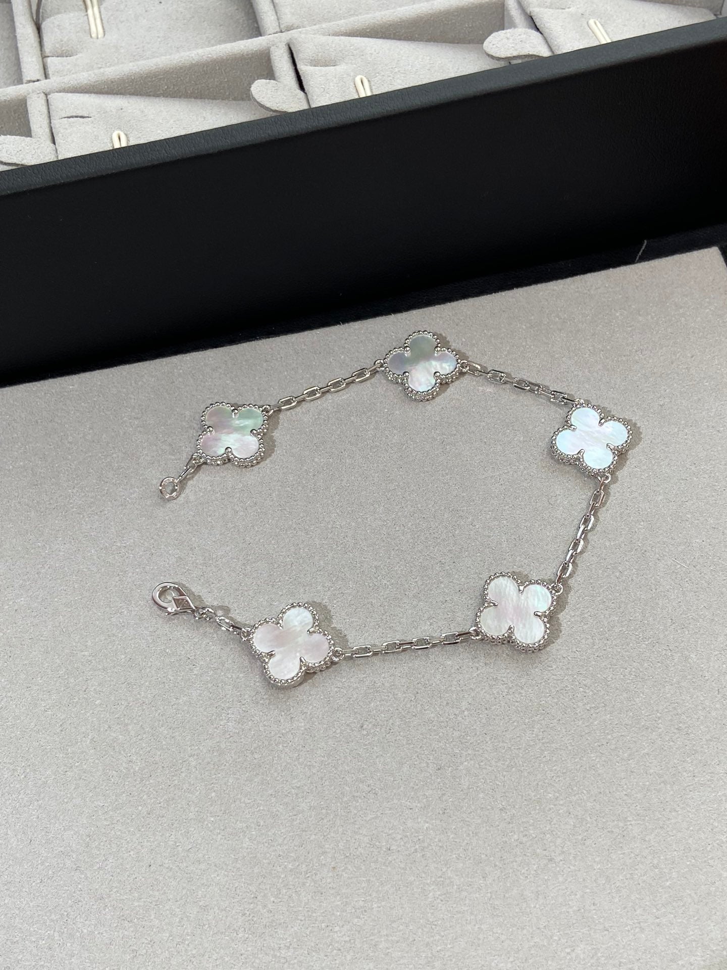 [Loco ]New CLOVER WHITE PEARL MOP 5 MOTIF BRACELET COLLECTION