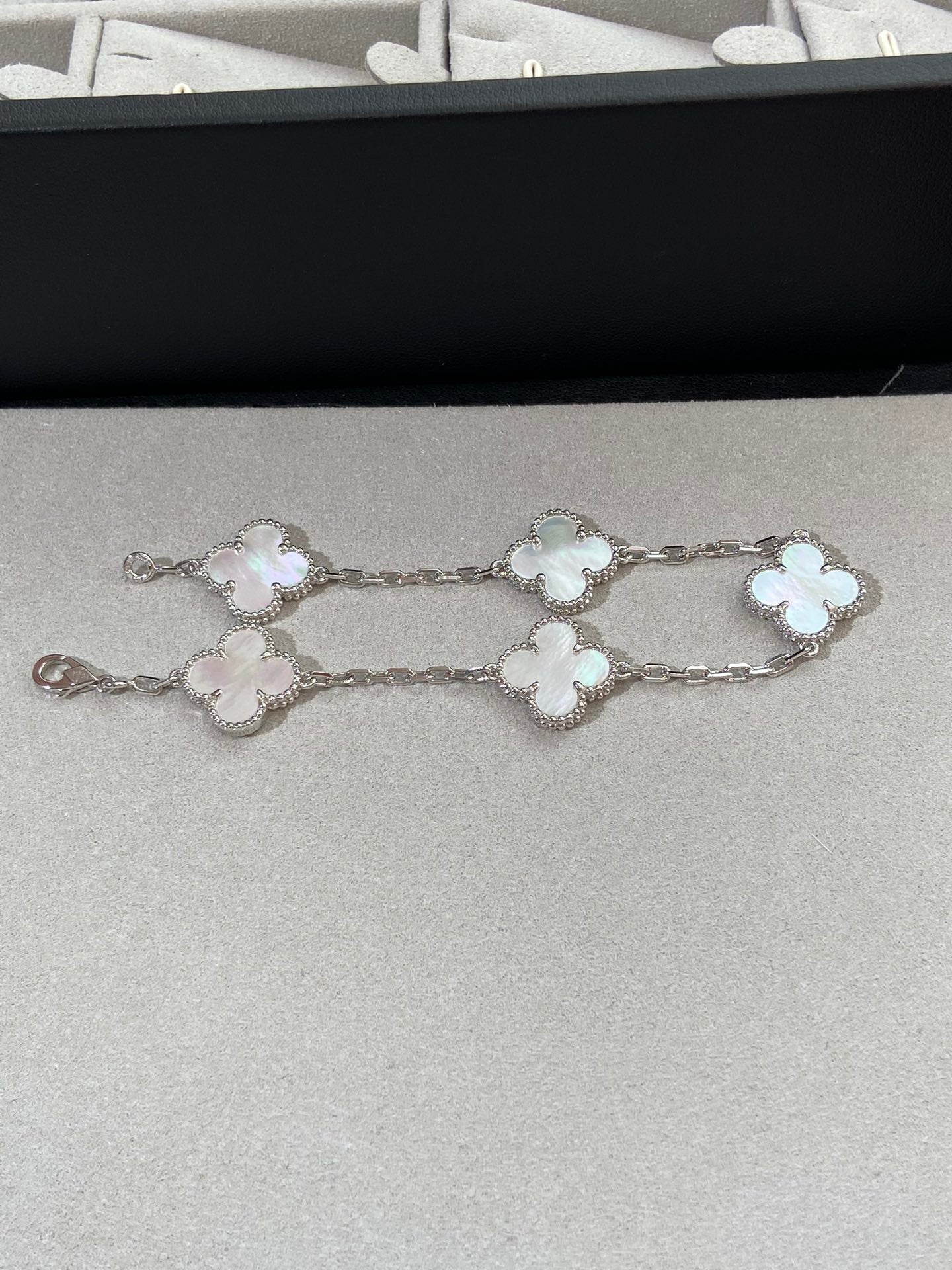[Loco ]New CLOVER WHITE PEARL MOP 5 MOTIF BRACELET COLLECTION