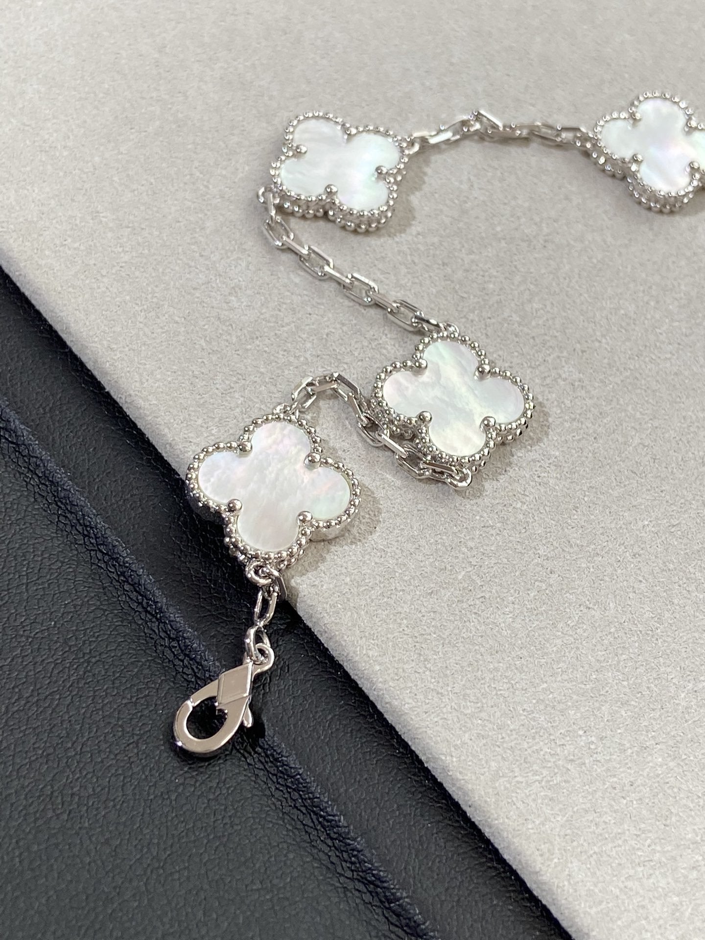 [Loco ]New CLOVER WHITE PEARL MOP 5 MOTIF BRACELET COLLECTION