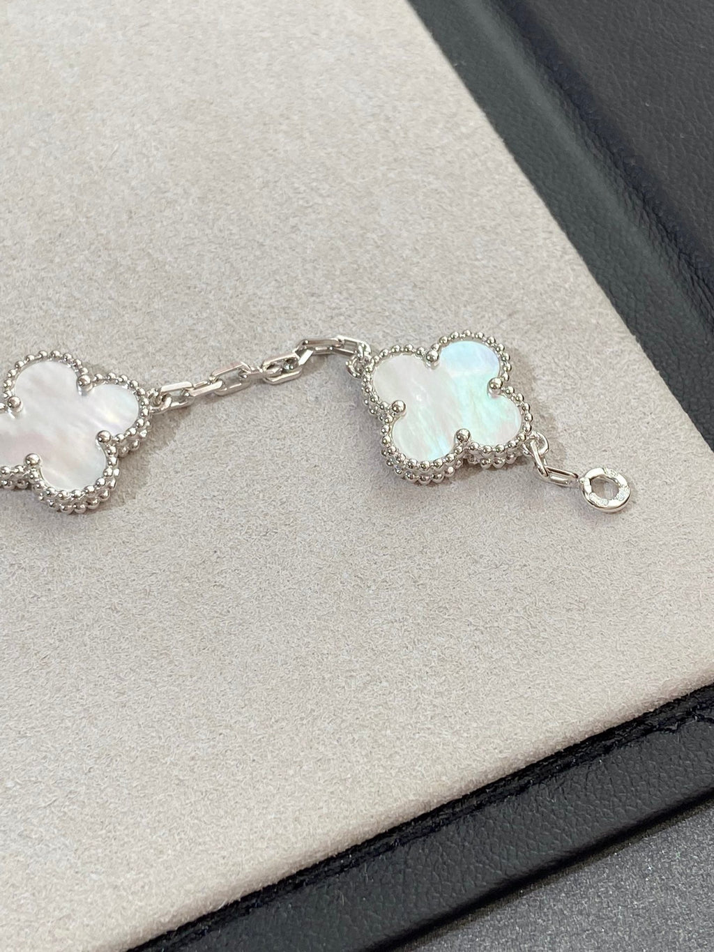 [Loco ]New CLOVER WHITE PEARL MOP 5 MOTIF BRACELET COLLECTION