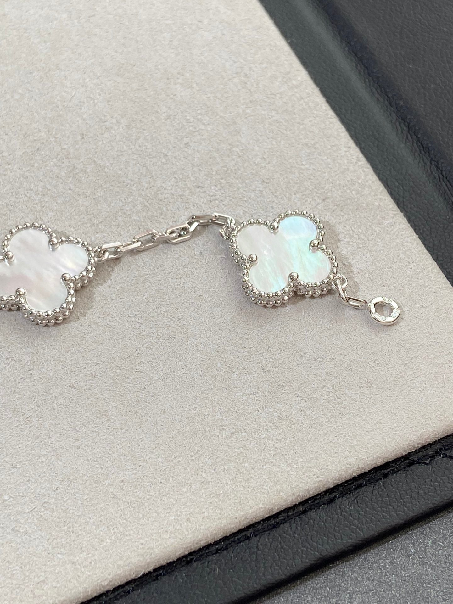 [Loco ]New CLOVER WHITE PEARL MOP 5 MOTIF BRACELET COLLECTION