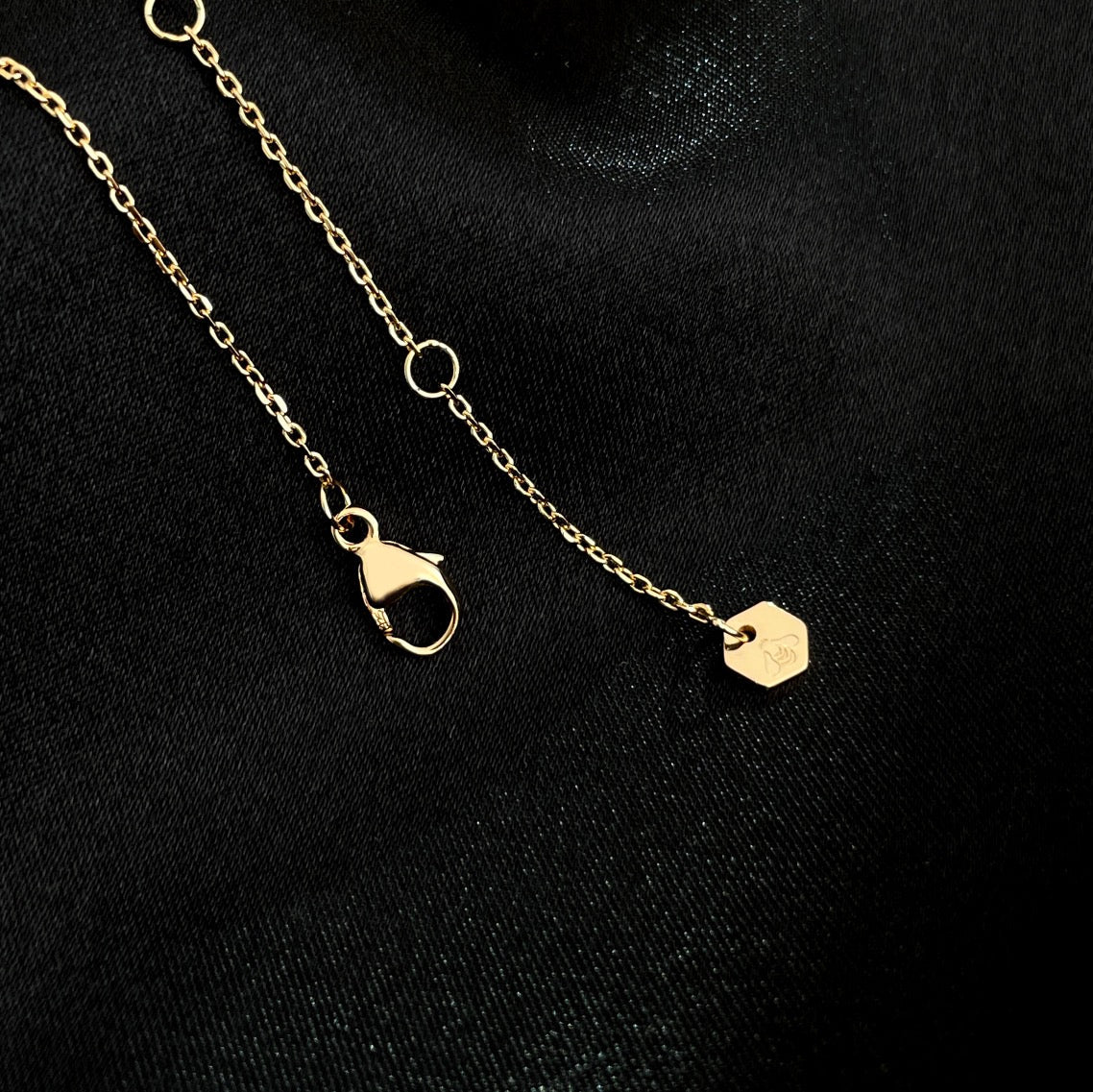 Loco BEE MINI NECKLACE