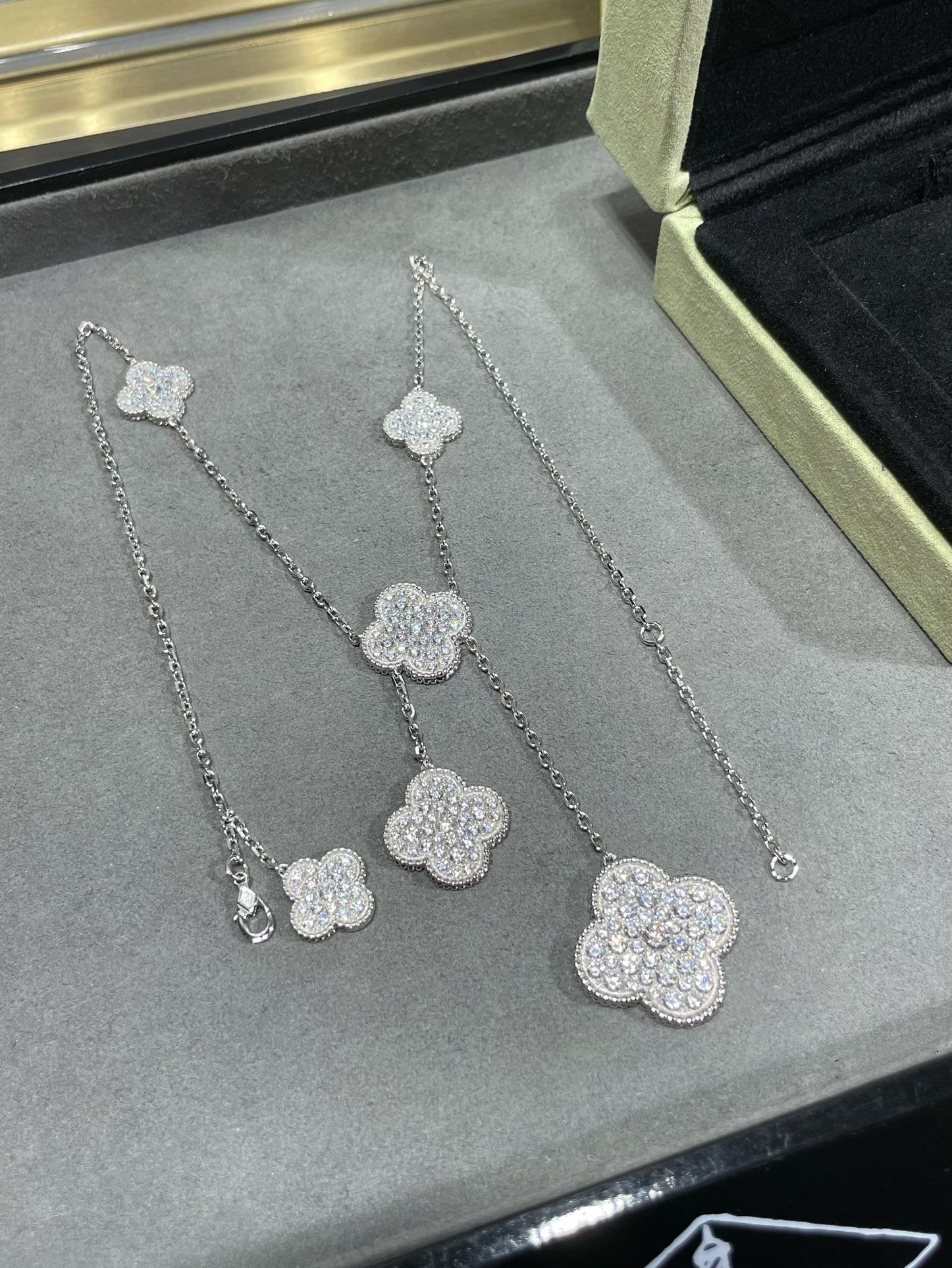 Loco CLOVER 6 MOTIF DIAMOND PAVED NECKLACE