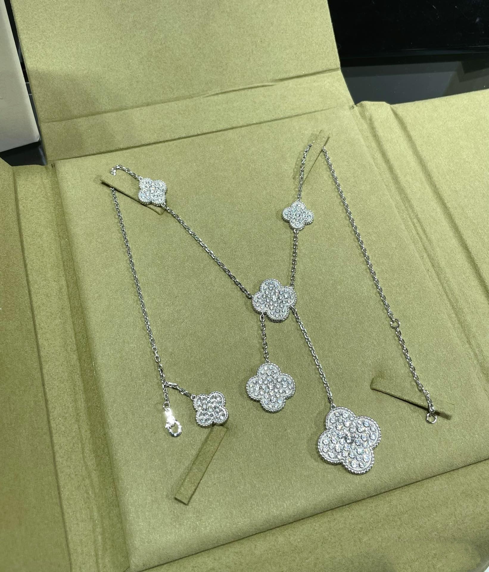 Loco CLOVER 6 MOTIF DIAMOND PAVED NECKLACE