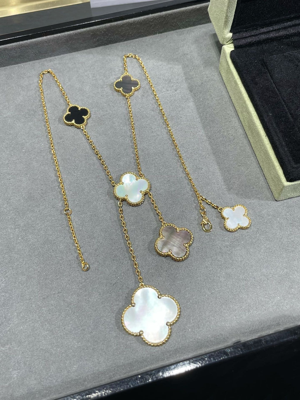 Loco CLOVER 6 MOTIF MOP ONYX GOLD NECKLACE