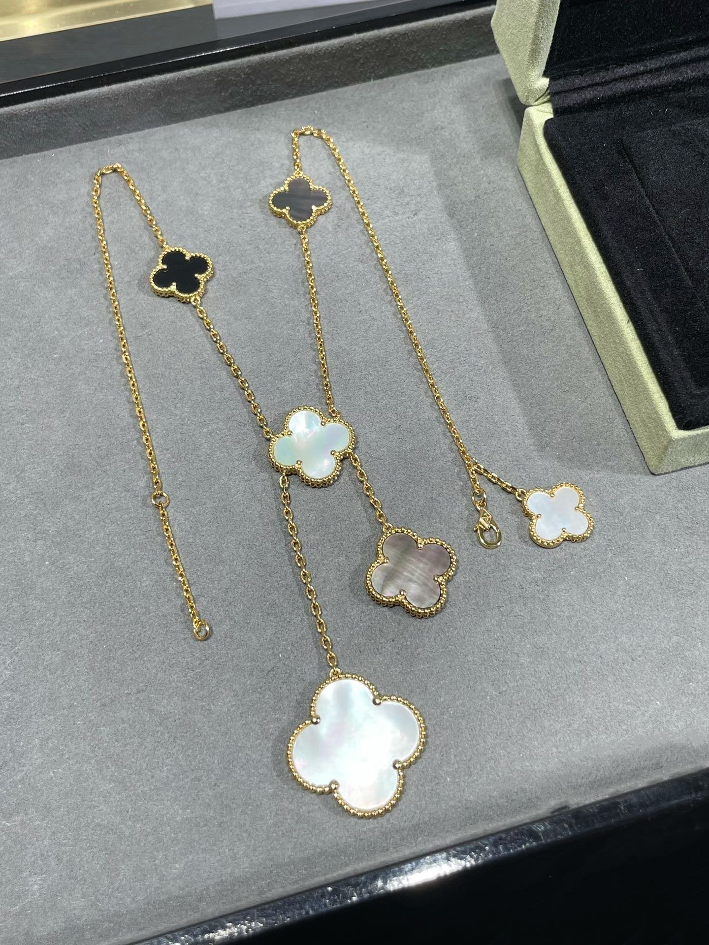 Loco CLOVER 6 MOTIF MOP ONYX GOLD NECKLACE