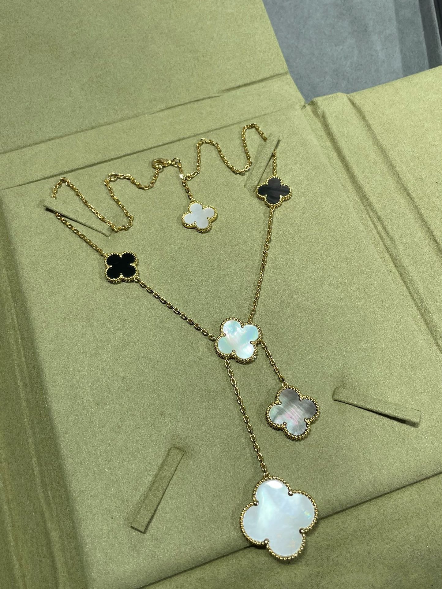Loco CLOVER 6 MOTIF MOP ONYX GOLD NECKLACE