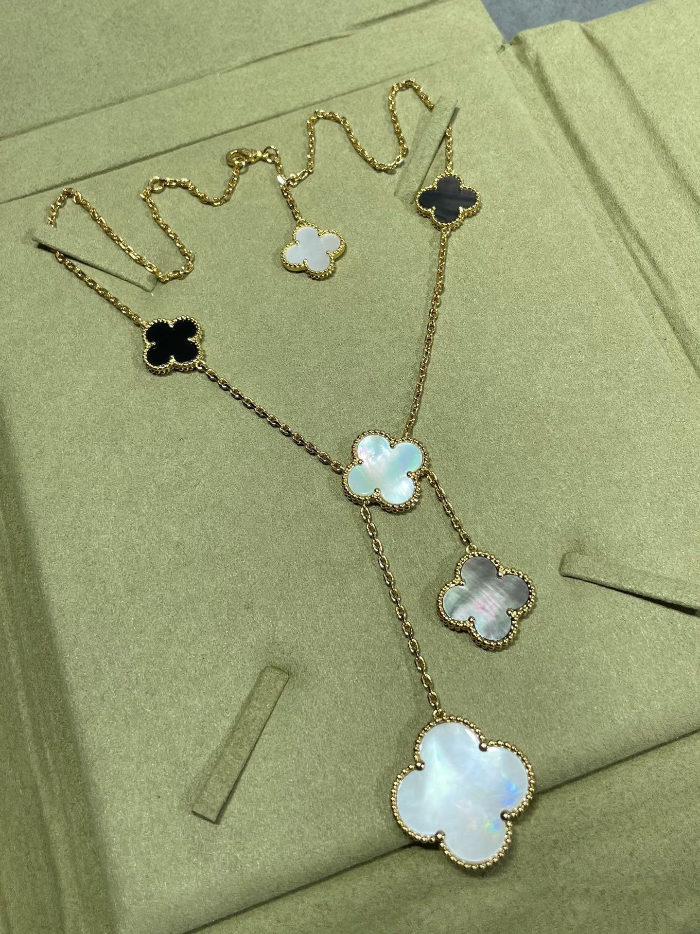 Loco CLOVER 6 MOTIF MOP ONYX GOLD NECKLACE