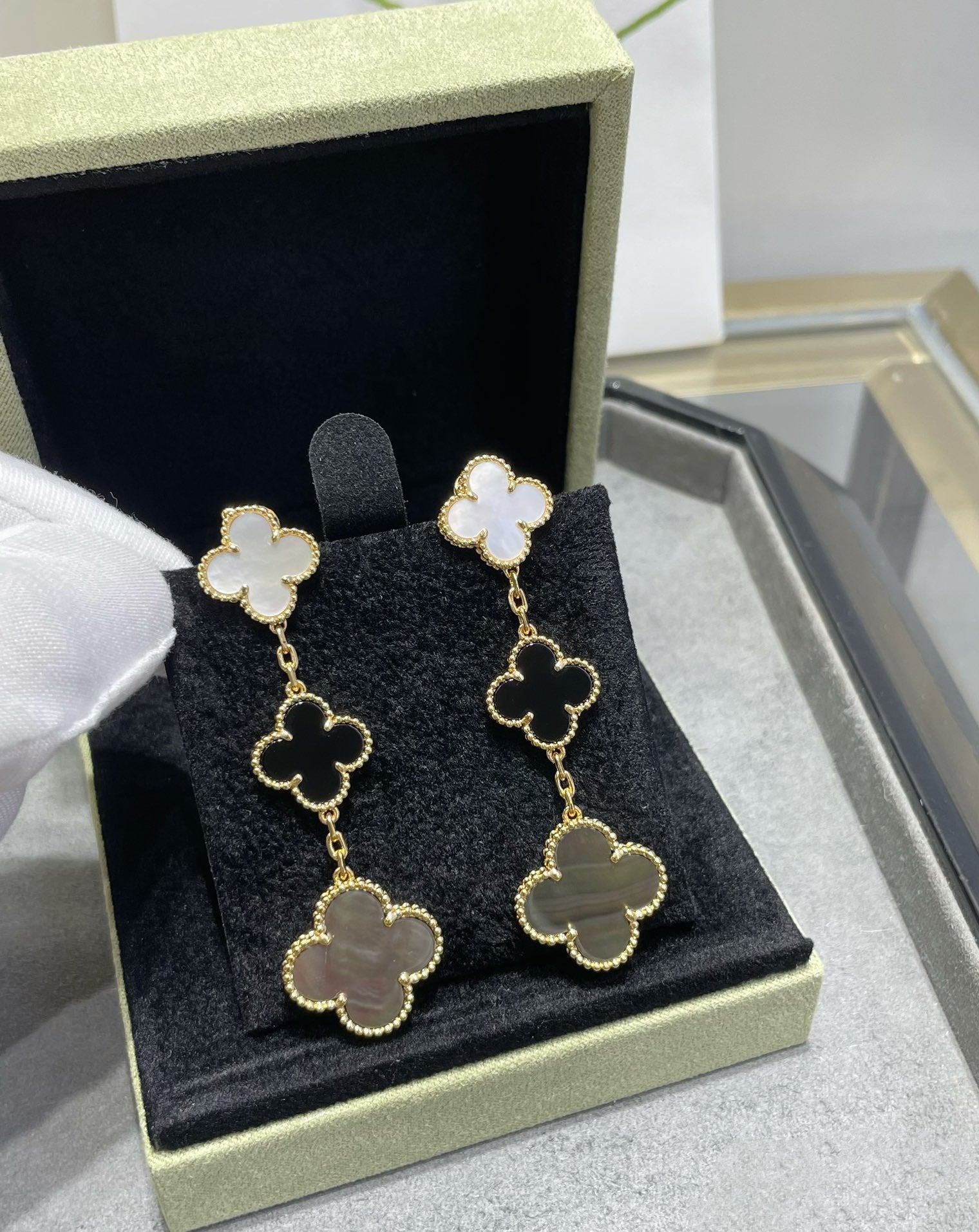 Loco CLOVER 3 MOTIF MOP ONYX DARK MOP PINK GOLD EARRINGS