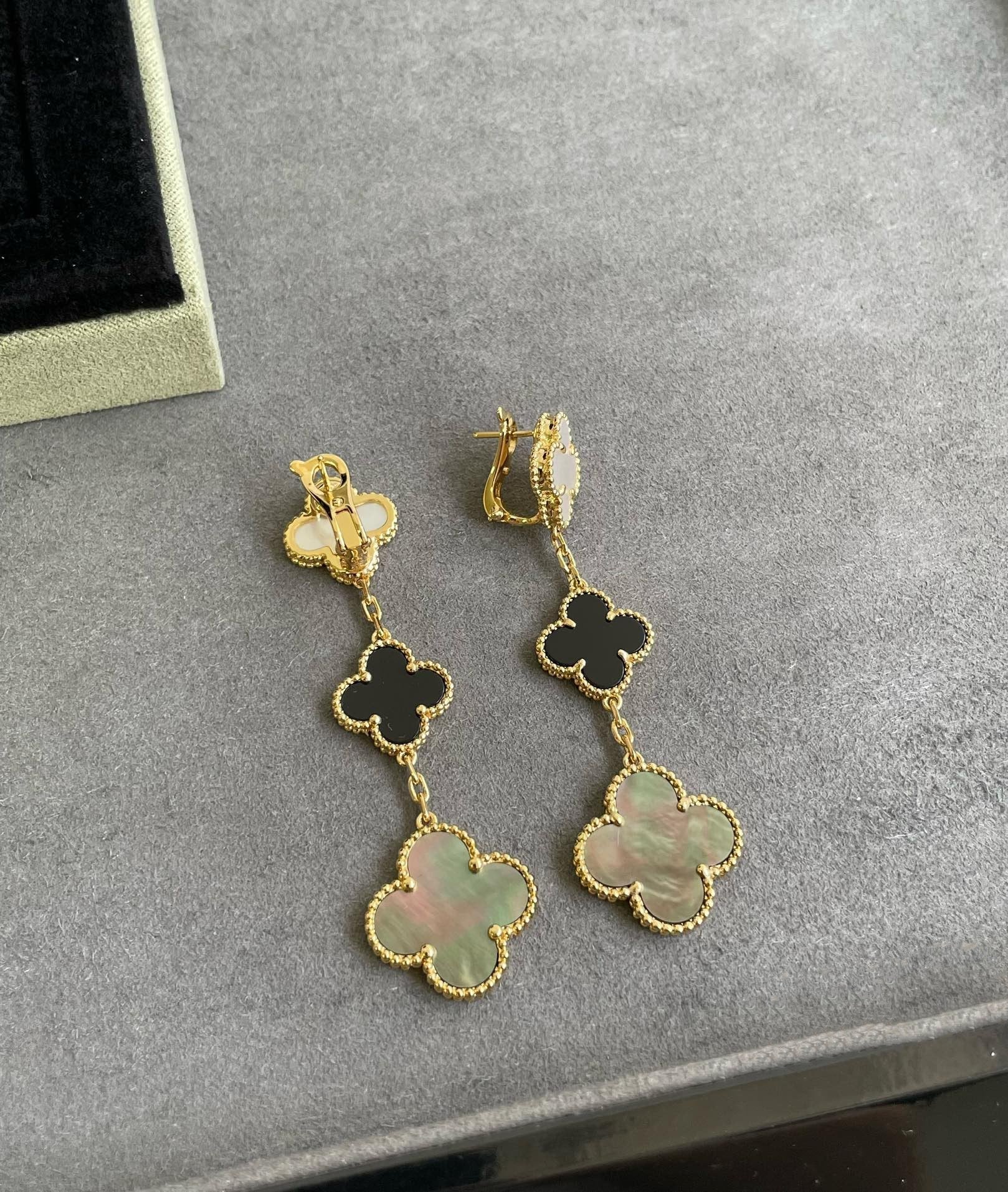 Loco CLOVER 3 MOTIF MOP ONYX DARK MOP PINK GOLD EARRINGS
