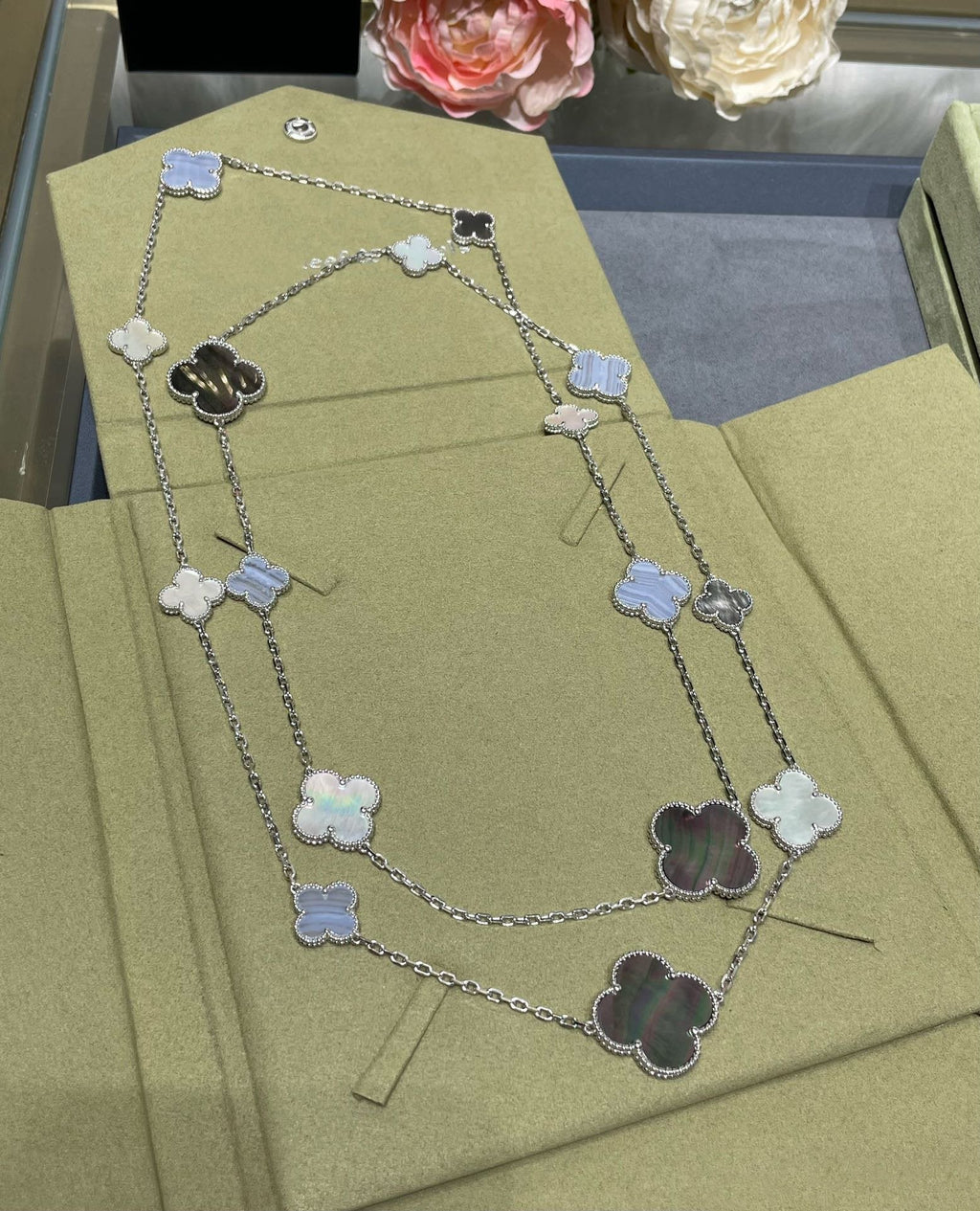 Loco CLOVER 16 MOTIF CHALCEDONY MOP SILVER NECKLACE