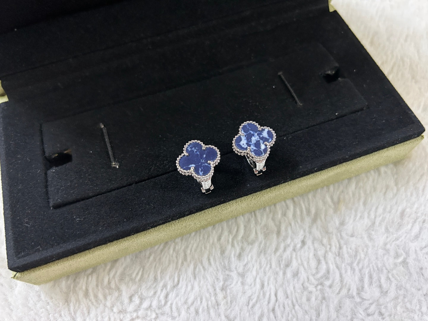 Loco CLOVER PIETERSITE MEDIUM STUD EARRINGS