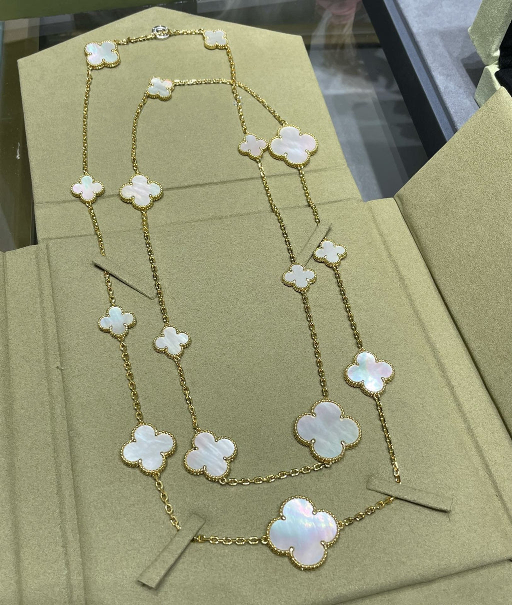 Loco CLOVER 16 MOTIF WHITE MOP GOLD NECKLACE