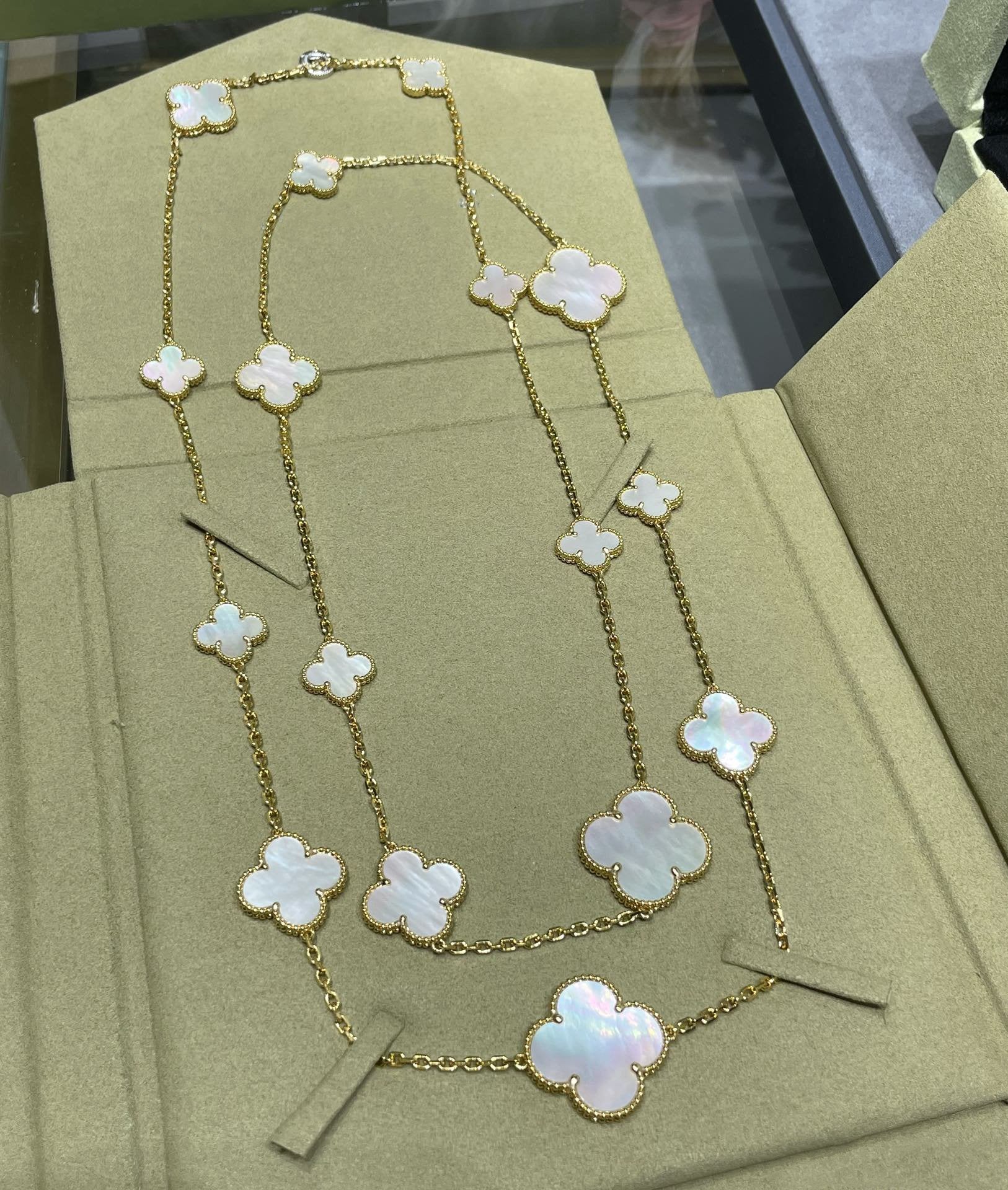 Loco CLOVER 16 MOTIF WHITE MOP GOLD NECKLACE