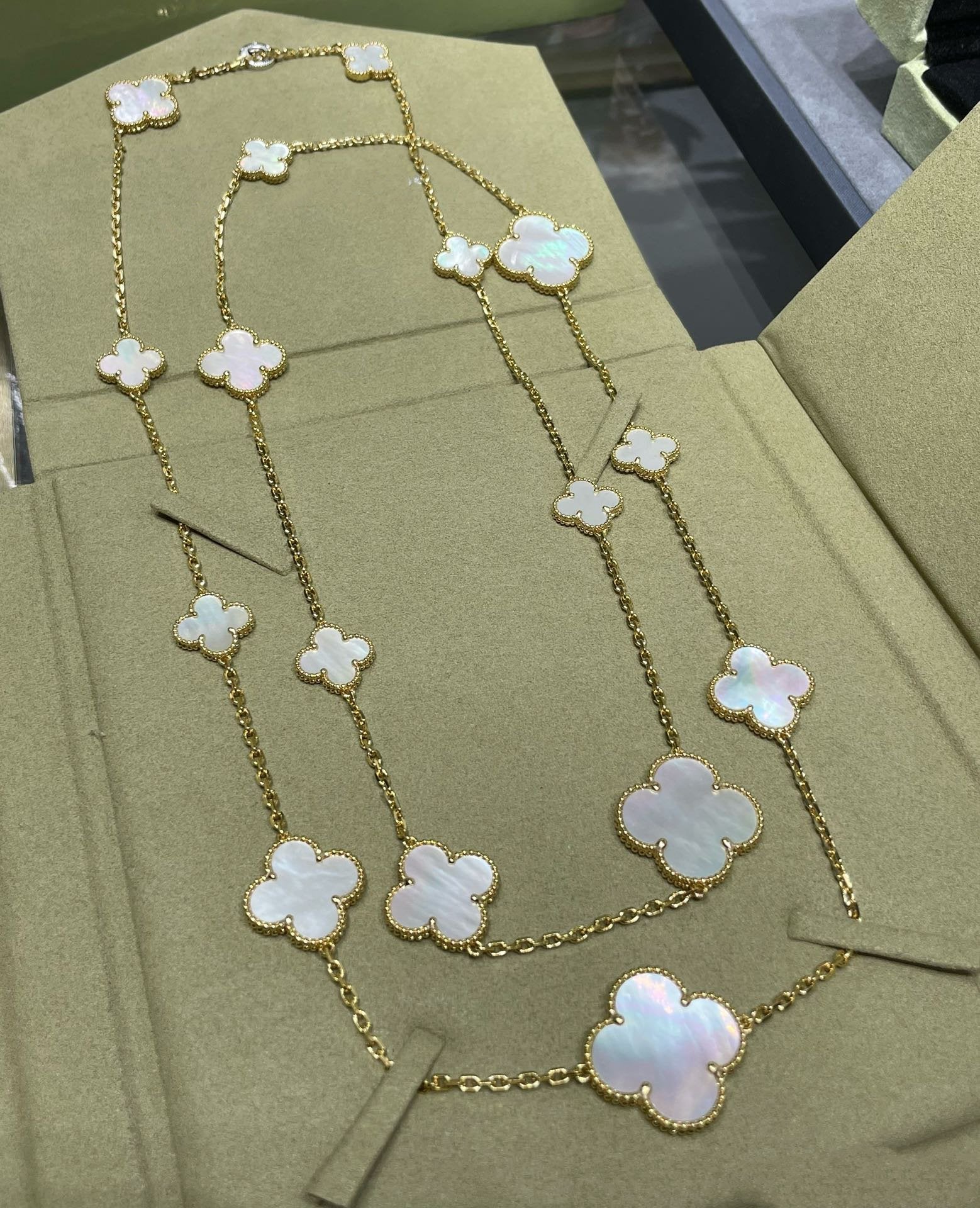 Loco CLOVER 16 MOTIF WHITE MOP GOLD NECKLACE