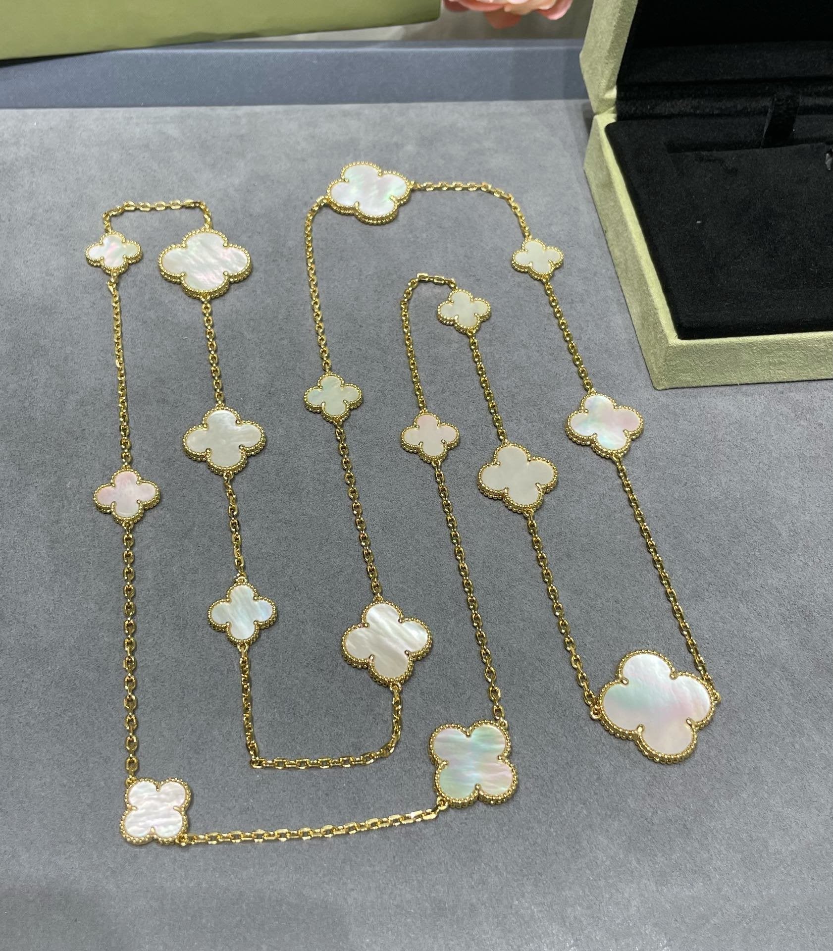 Loco CLOVER 16 MOTIF WHITE MOP GOLD NECKLACE