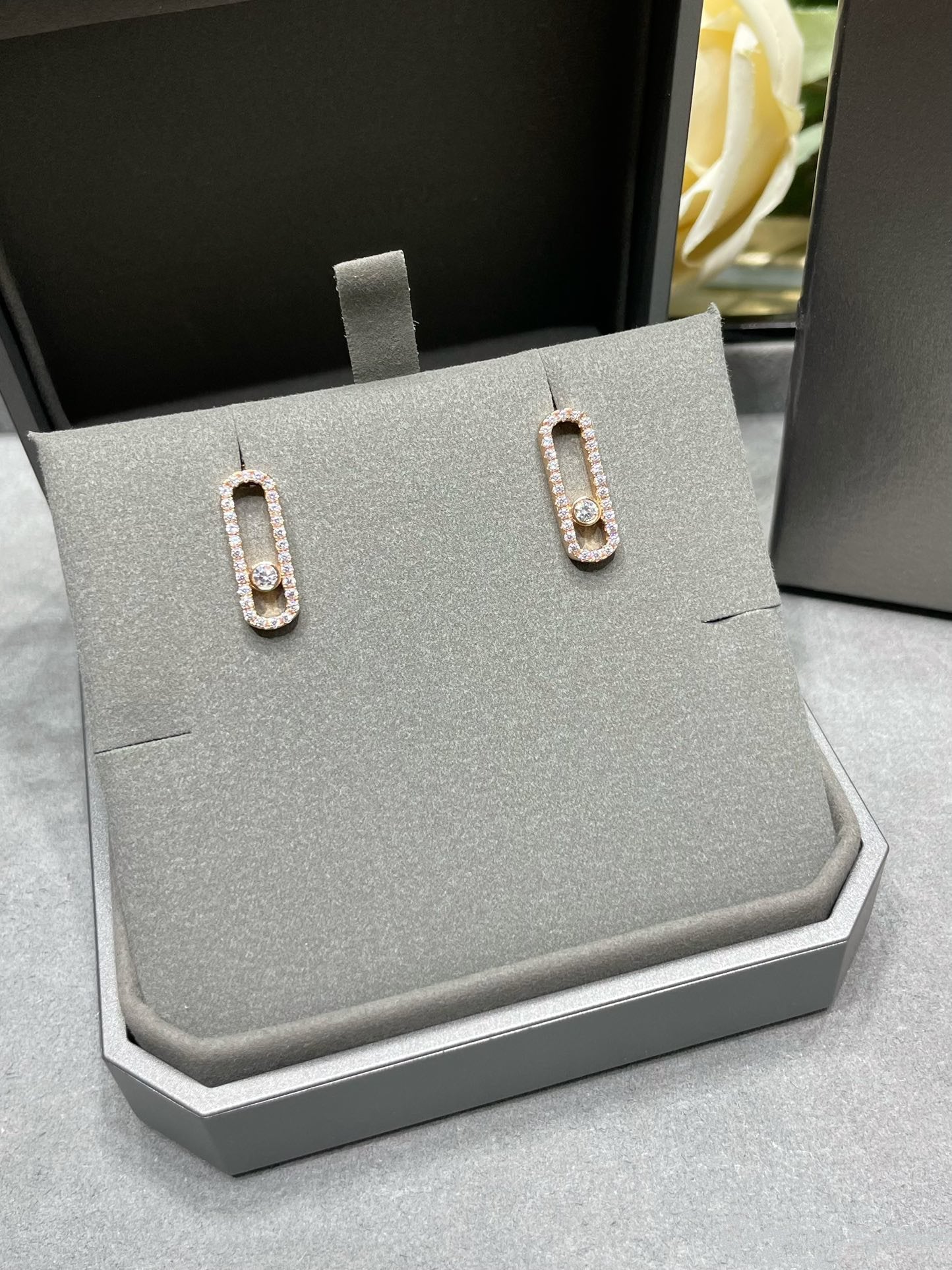 [Loco jewelrys]MOVE UNO STUD DIAMOND PAVED EARRINGS