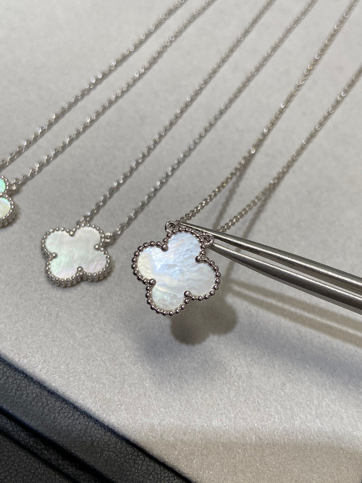 Loco CLOVER MEDIUM SILVER WHITE MOP NECKLACE