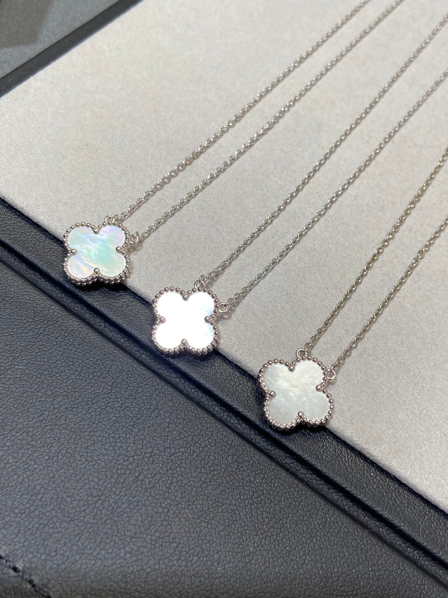 Loco CLOVER MEDIUM SILVER WHITE MOP NECKLACE