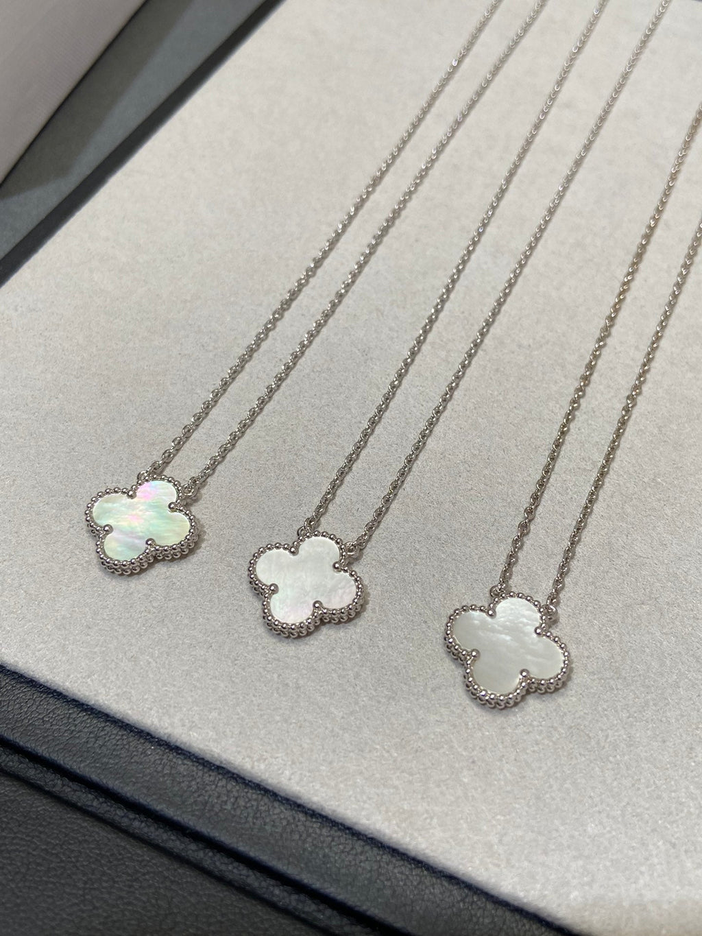 Loco CLOVER MEDIUM SILVER WHITE MOP NECKLACE