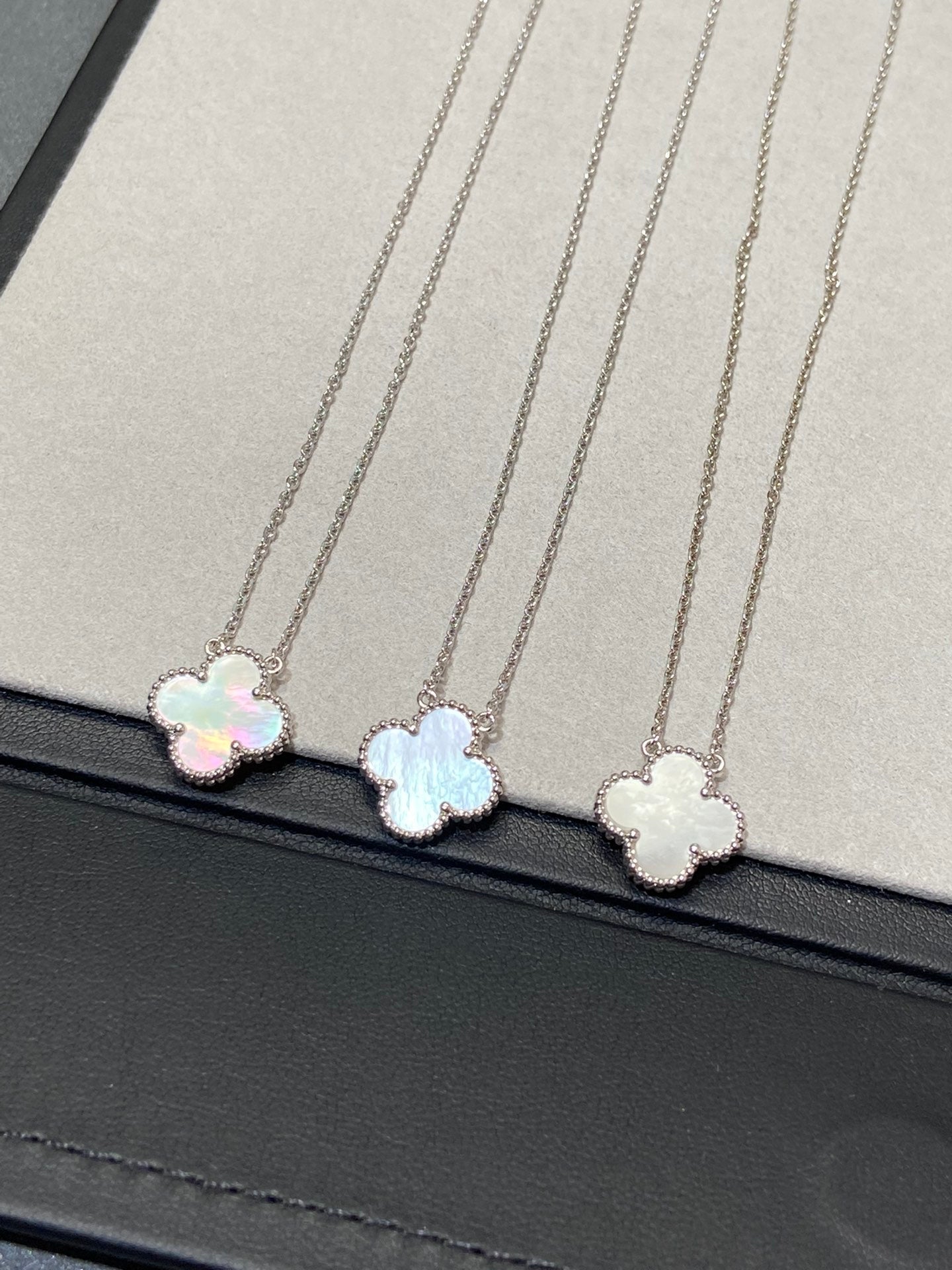 Loco CLOVER MEDIUM SILVER WHITE MOP NECKLACE