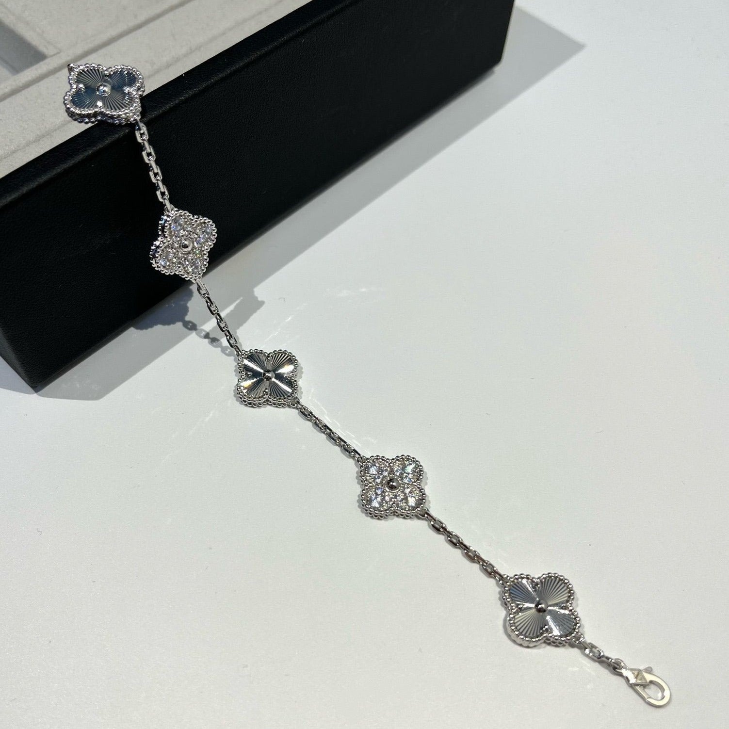 [Loco ]New  CLOVER 5 MOTIF LASER BRACELET COLLECTION