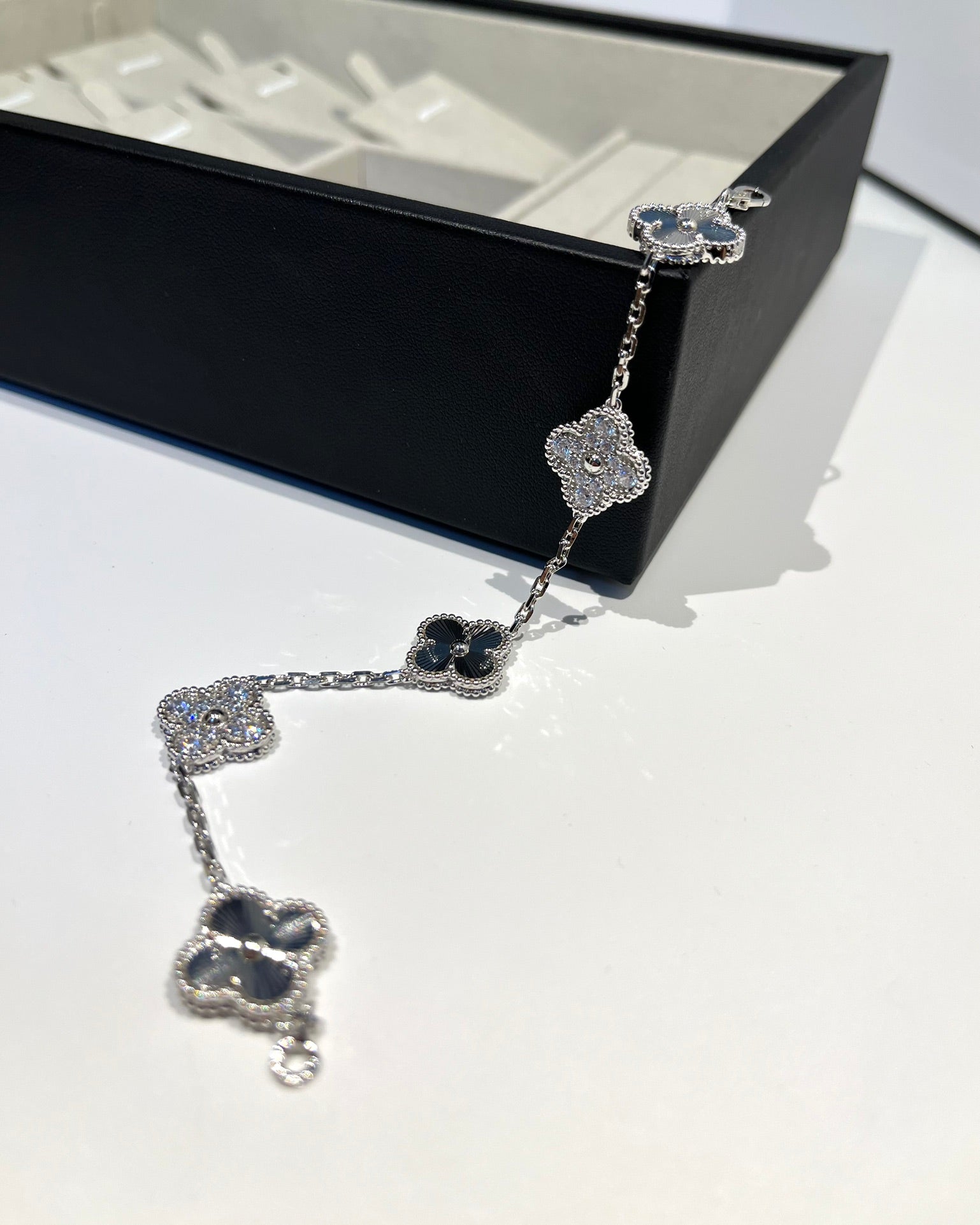 [Loco ]New  CLOVER 5 MOTIF LASER BRACELET COLLECTION