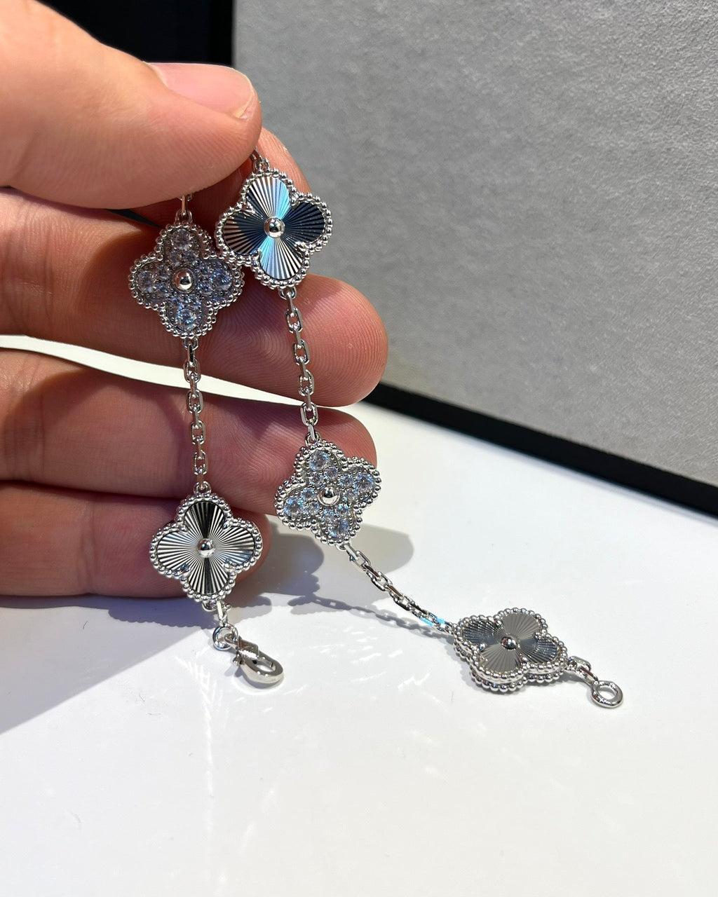 [Loco ]New  CLOVER 5 MOTIF LASER BRACELET COLLECTION