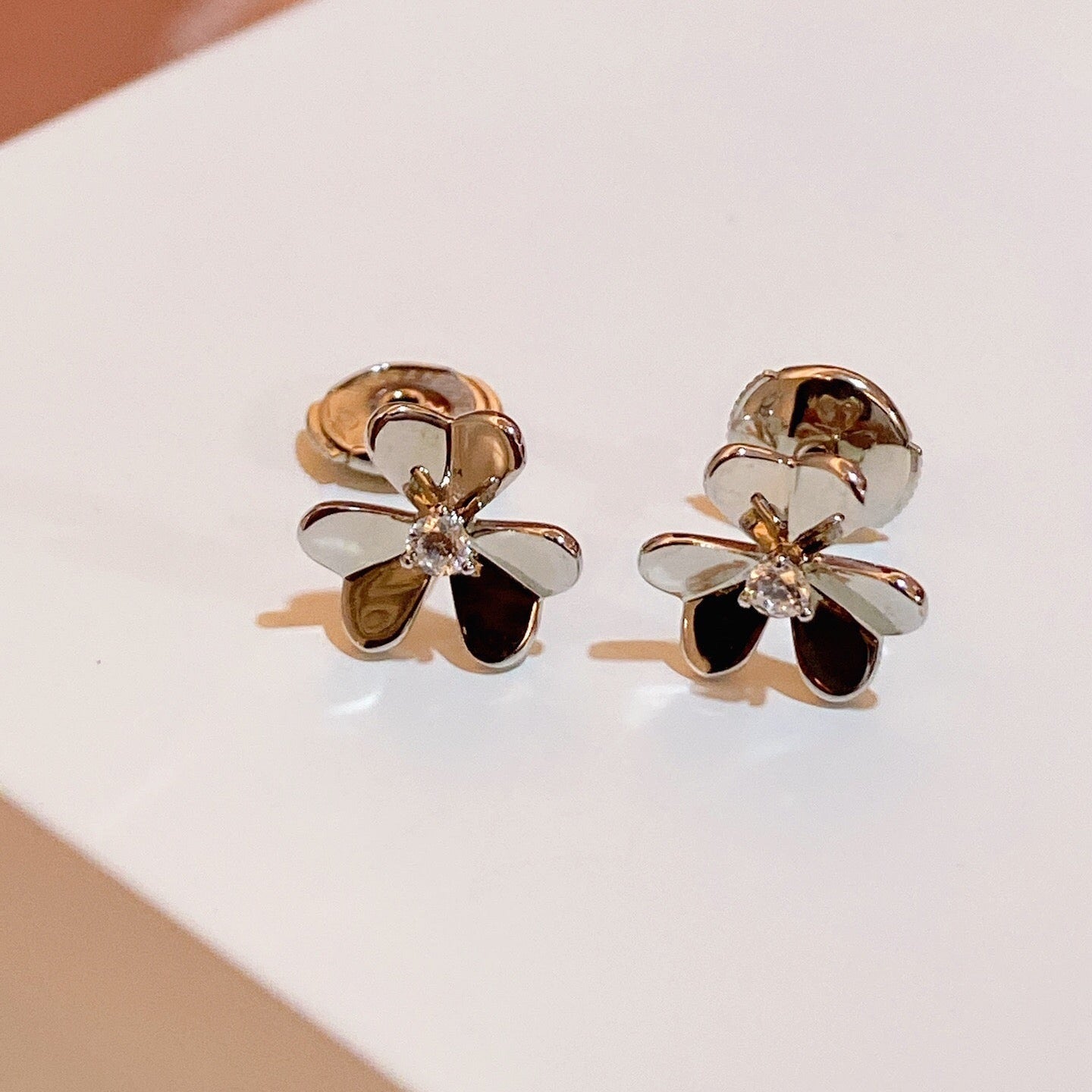Loco FRIVOLE MINI FLOWER EARRINGS